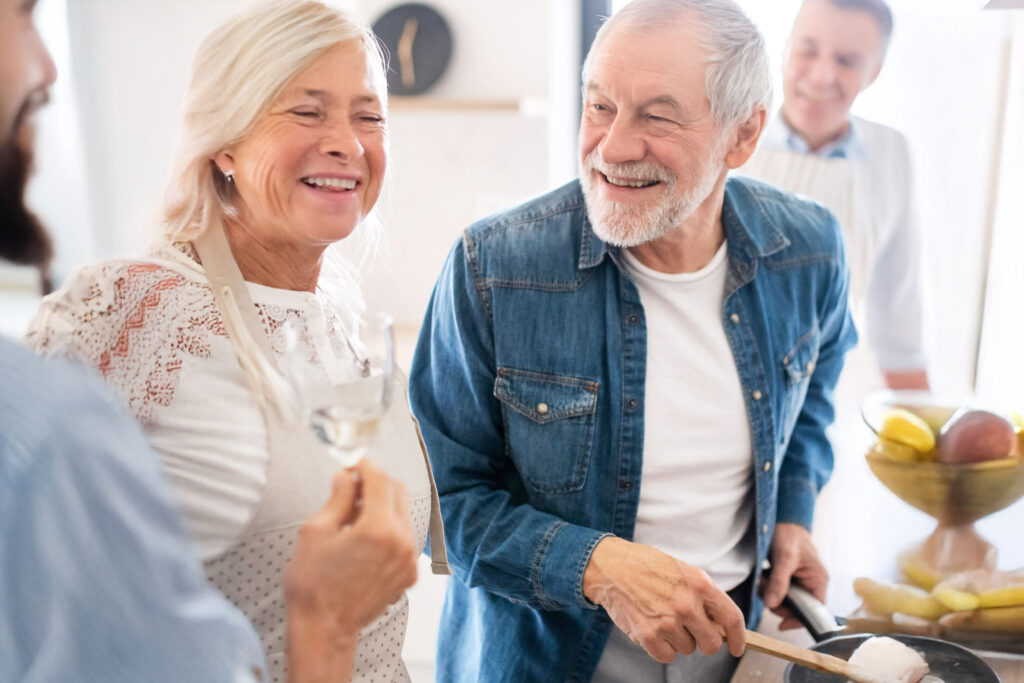 Paar kocht mit Freunden