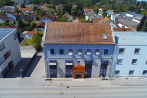 Vilshofen an der Donau - Vogelperspektive - Vorderansicht der Gewerbeimmobilie in der Aidenbacher Straße