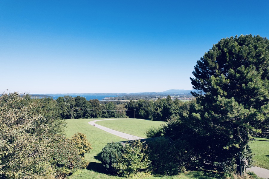 Grundstück am Chiemsee kaufen: Rarität in Hittenkirchen Blick vom Grundstück über den Chiemsee und in Richtung der Chiemgauer Alpen.