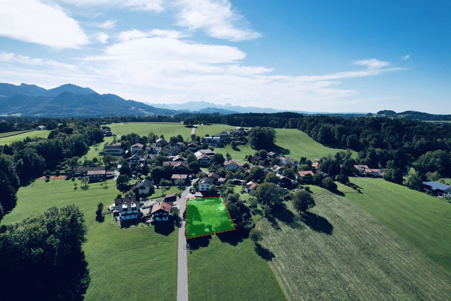 Grundstück am Chiemsee kaufen: Rarität in Hittenkirchen Luftaufnahme von Hittenkirchen mit Kennzeichnung des angebotenen Grundstücks (grün markiert).