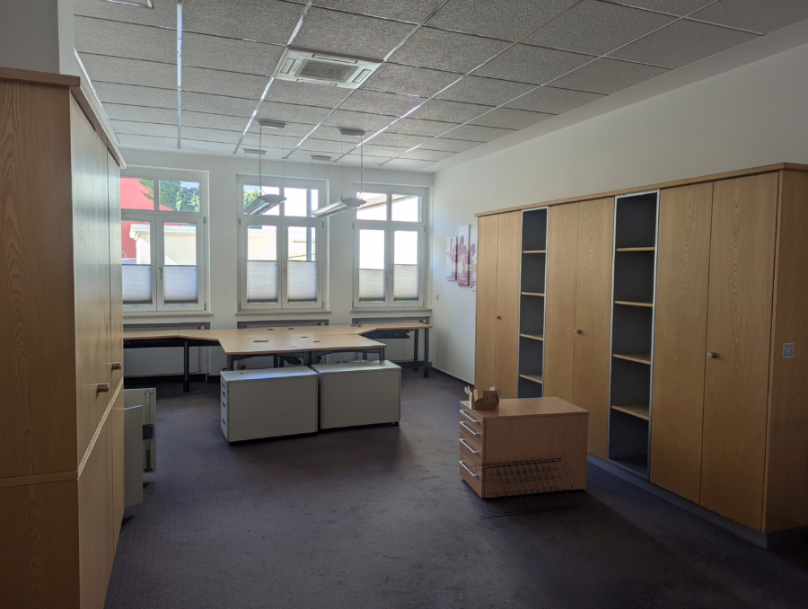 Umbaumaßnahmen möglich ! Büro, Praxis mit großem Schaufenster in der Innenstadt ! - Zimmer (57698)