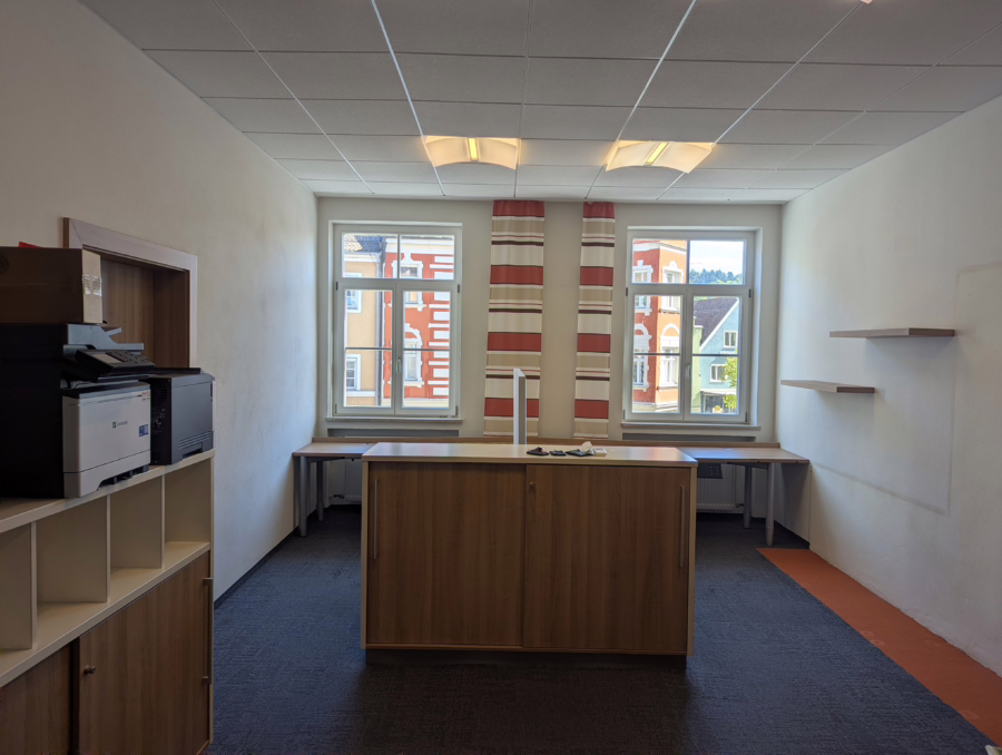 Umbaumaßnahmen möglich ! Büro, Praxis mit großem Schaufenster in der Innenstadt ! - Zimmer (57699)