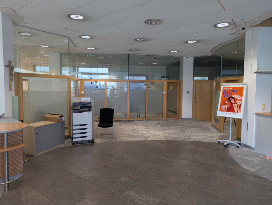 Umbaumaßnahmen möglich ! Büro, Praxis mit großem Schaufenster in der Innenstadt ! - Erdgeschoss (57693)