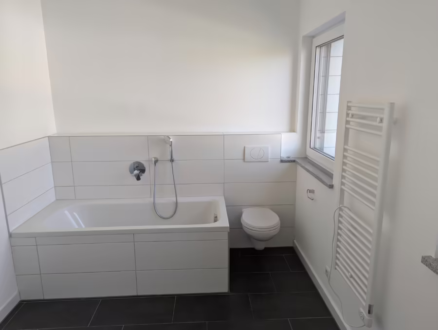 Neuwertiges Penthouse mit groĂźer Dachterrasse und Aufzug ! - Bad (70056)