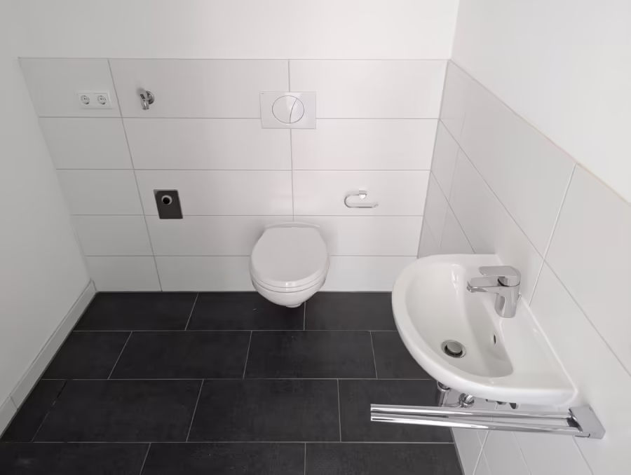 Neuwertiges Penthouse mit großer Dachterrasse und Aufzug ! - Gäste WC (70060)