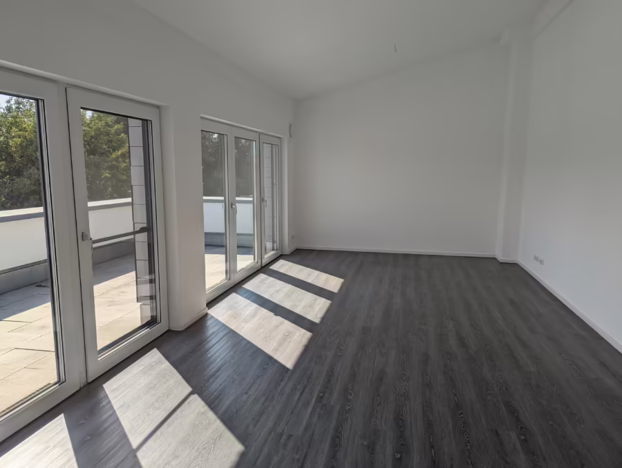Neuwertiges Penthouse mit groĂźer Dachterrasse und Aufzug ! - Wohnen/Essen/Kochen (70053)