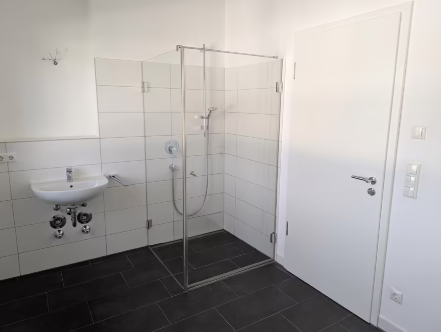 Neuwertiges Penthouse mit groĂźer Dachterrasse und Aufzug ! - Bad (70057)