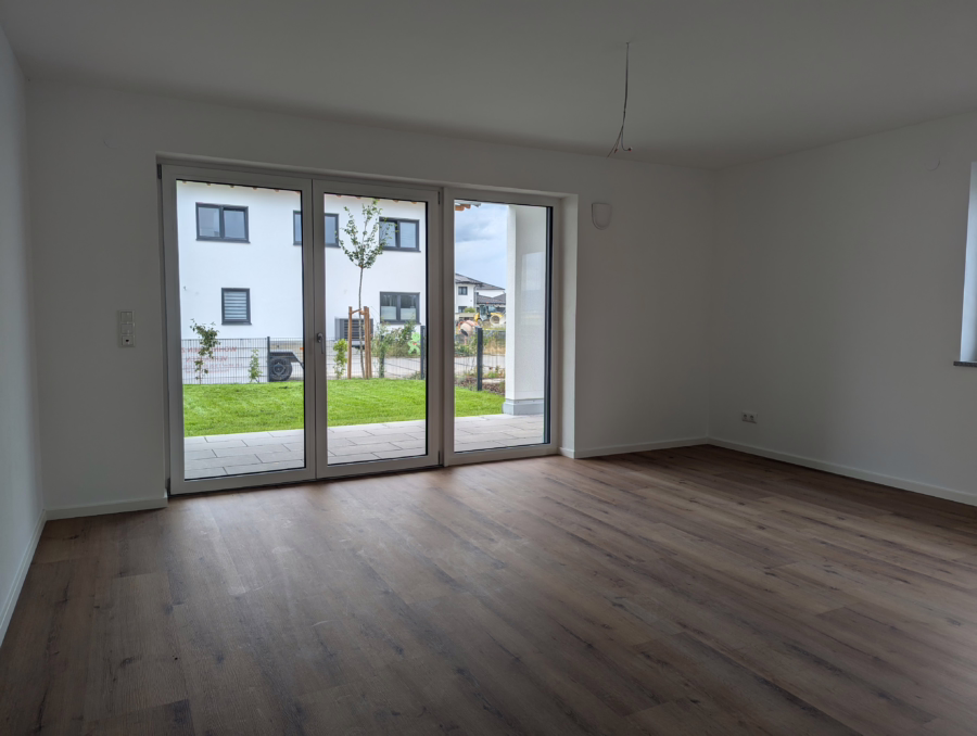 Moderne 4-Zimmer Erdgeschosswohnung (inkl. EBK) mit Terrasse und Garten! - Wohnzimmer (64582)
