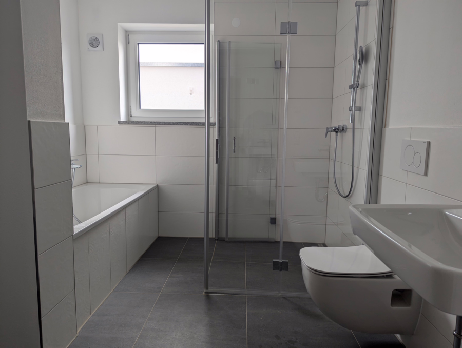 Moderne 4-Zimmer Erdgeschosswohnung (inkl. EBK) mit Terrasse und Garten! - Bad (64581)