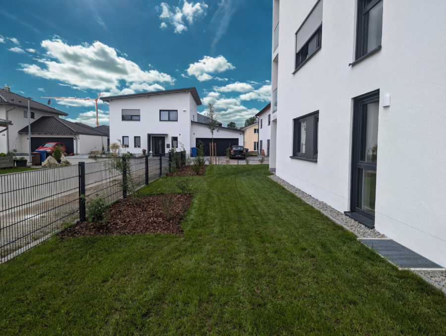 Moderne 3-Zimmer Erdgeschosswohnung (inkl. EBK) mit Terrasse und Garten! - Garten (64576)