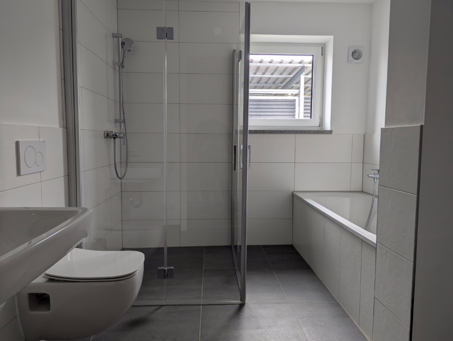 Moderne 3-Zimmer Erdgeschosswohnung (inkl. EBK) mit Terrasse und Garten! - Bad (64572)