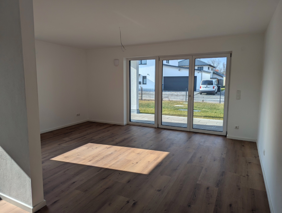 Moderne 3-Zimmer Erdgeschosswohnung (inkl. EBK) mit Terrasse und Garten! - Wohnzimmer (64571)
