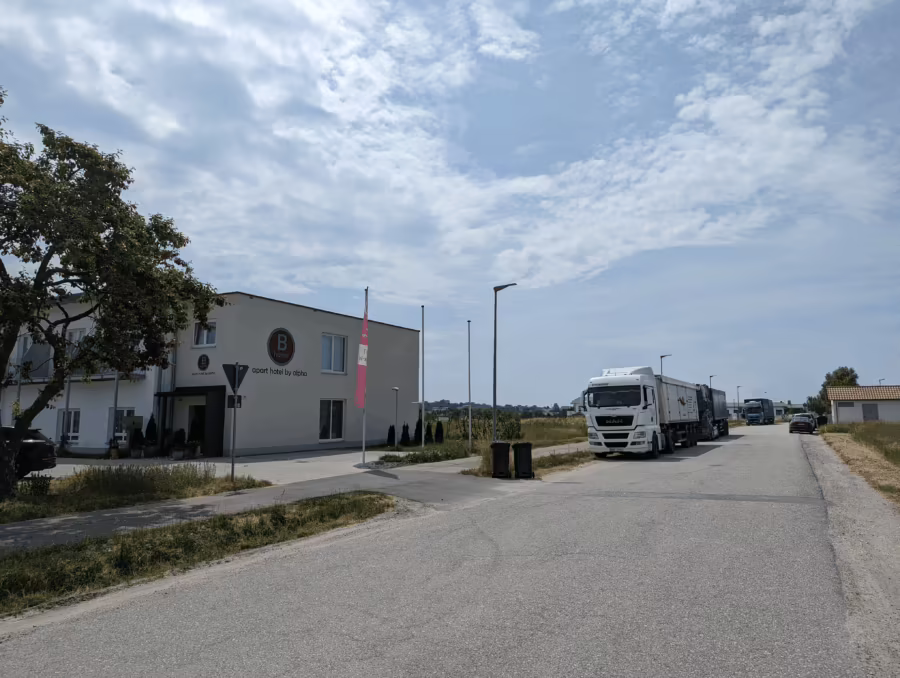 GewerbegrundstĂĽck fĂĽr Hotelbebauung in stark frequentierter Lage – Nahe Autobahnabfahrt/Auffahrt - Zufahrt (69805)
