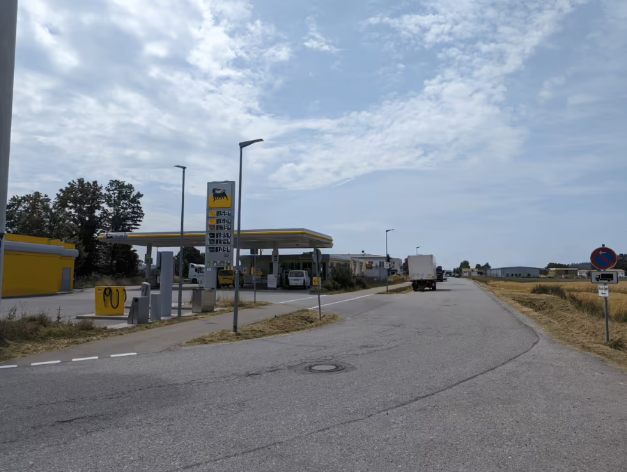 GewerbegrundstĂĽck fĂĽr Hotelbebauung in stark frequentierter Lage – Nahe Autobahnabfahrt/Auffahrt - Zufahrt (69804)