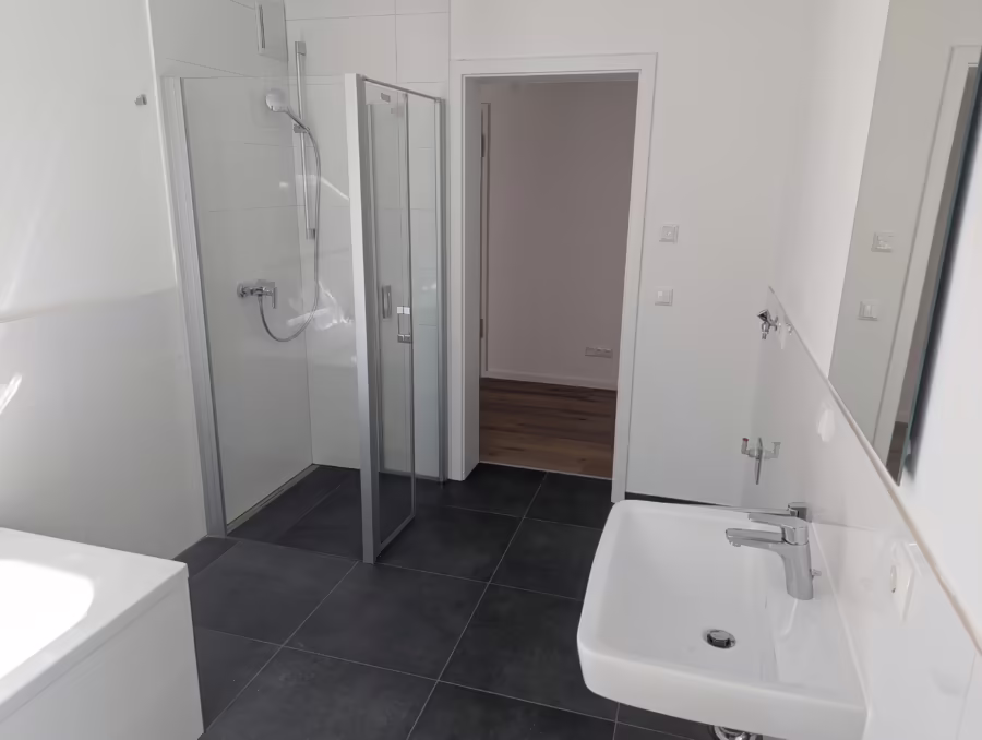 Wohltuende Wohnlage! Exklusive Neubauwohnung mit hochwertiger Ausstattung! - Bad / Dusche / Badewanne (68457)