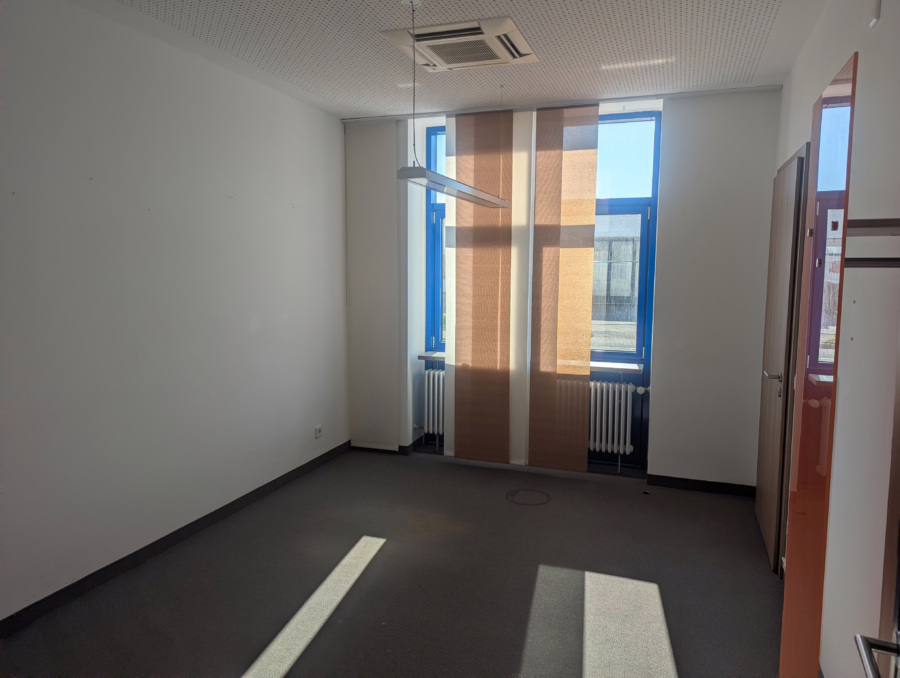 Teilbar ! Umbaumaßnahmen möglich ! Ebenerdige Büro/Praxisfläche ! - Bild (57822)