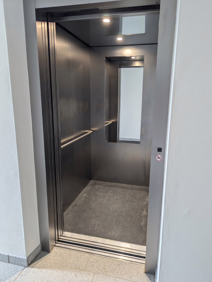 Moderne 2-Zimmer Erdgeschosswohnung (inkl. EBK) mit Terrasse und Garten! - Aufzug (64565)