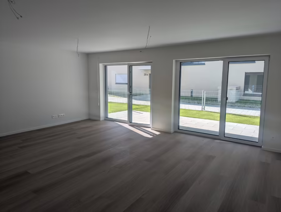 Ab sofort bezugsfertig! Neubauwohnung mit Garten in gefragter Lage naher der Innenstadt! - Wohnen/Essen/Kochen (70614)