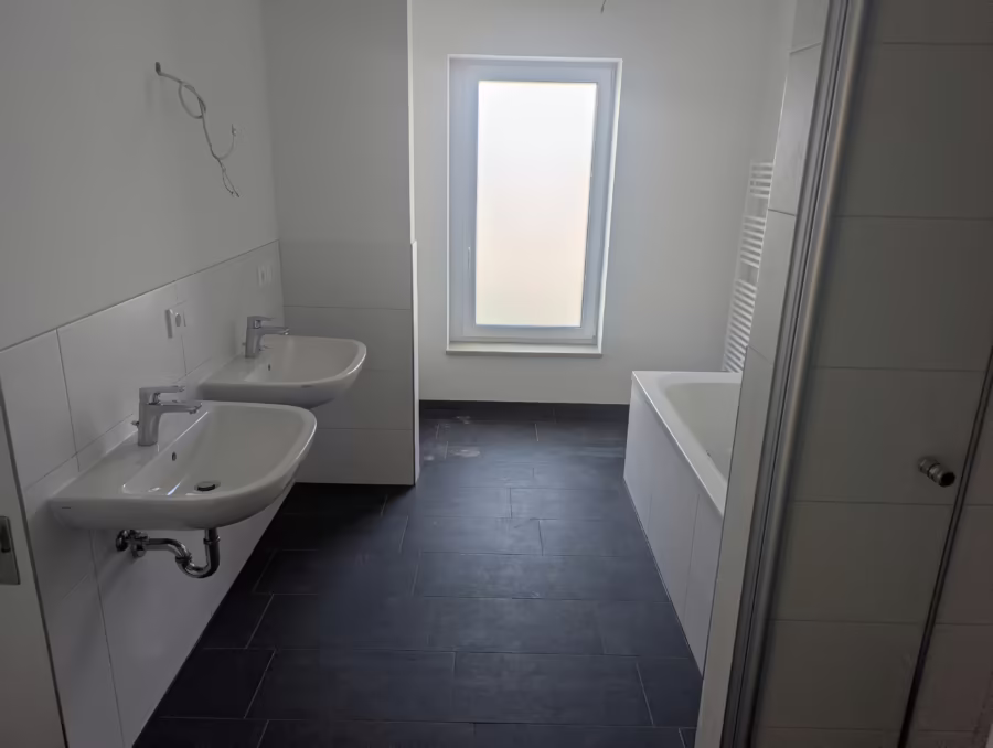 Ab sofort bezugsfertig! Neubauwohnung mit Garten in gefragter Lage naher der Innenstadt! - Bad (70619)