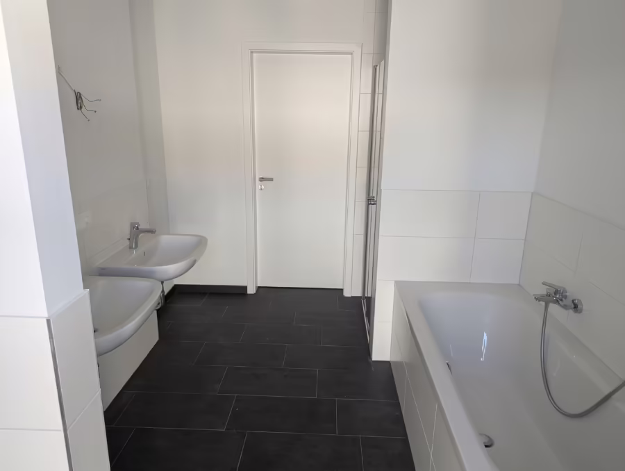 Ab sofort bezugsfertig! Neubauwohnung mit Balkon in gefragter Lage naher der Innenstadt! - Bad (70527)