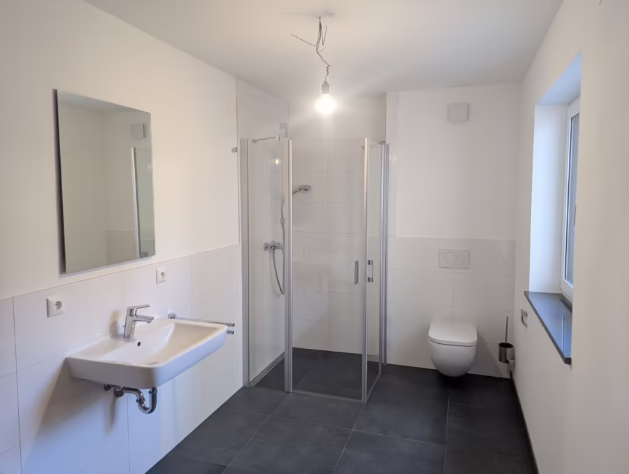 Neubauwohnung mit hochwertiger Ausstattung und Terrasse! - Bad (69319)