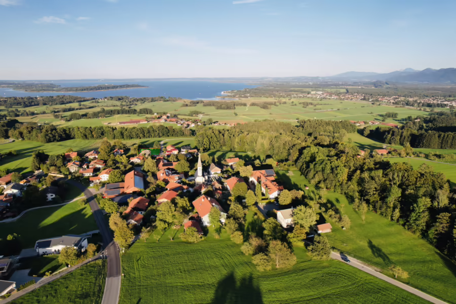 Provisionsfrei ! GroĂźes BaugrundstĂĽck (auch teilbar) mit herrlichem Ausblick auf den Chiemsee - Luftbild (66673)