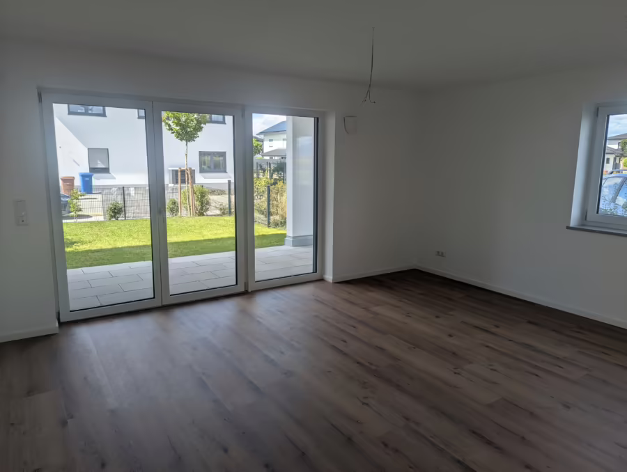 Moderne 4-Zimmer Erdgeschosswohnung (inkl. EBK) mit Terrasse und Garten! - Wohnen/Essen (72194)