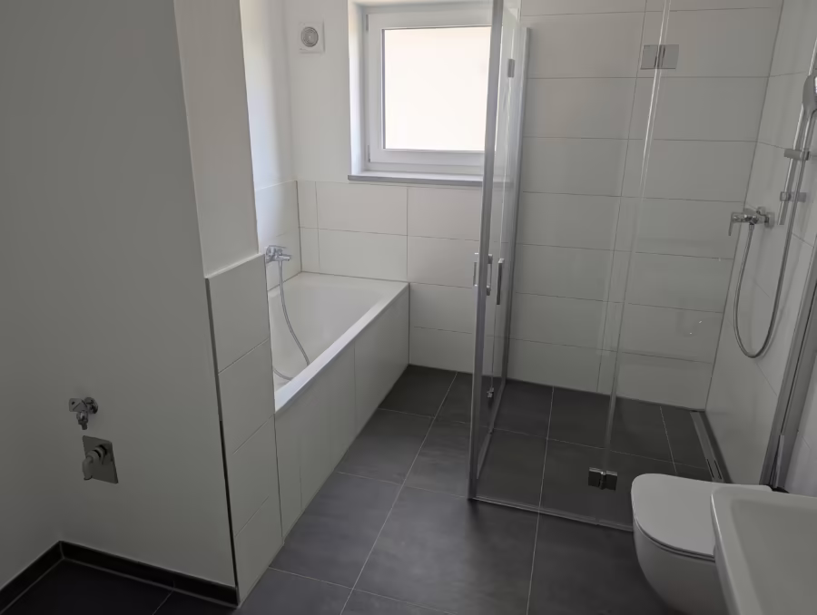 Moderne 4-Zimmer Erdgeschosswohnung (inkl. EBK) mit Terrasse und Garten! - Bad (72195)