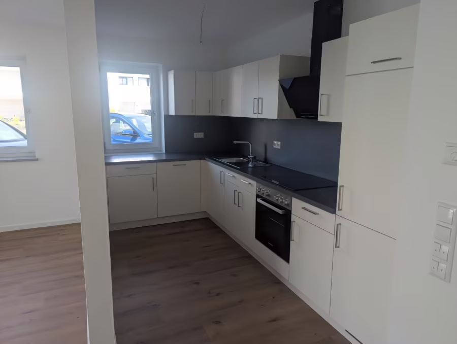 Moderne 4-Zimmer Erdgeschosswohnung (inkl. EBK) mit Terrasse und Garten! - Küche (72200)