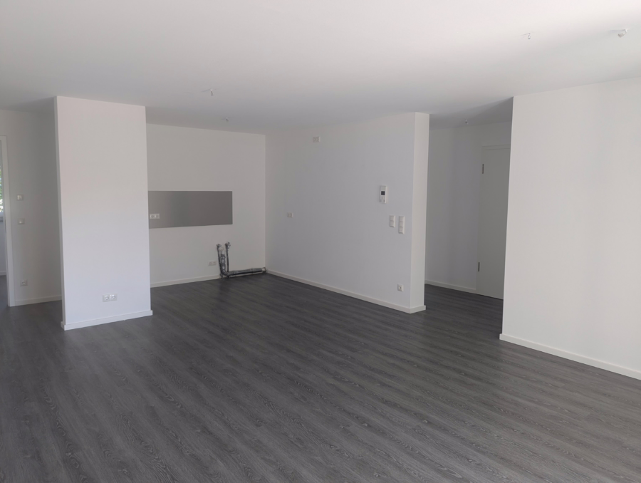 Neuwertige 3-Zimmer Wohnung mit großem Balkon ! - . (63783)