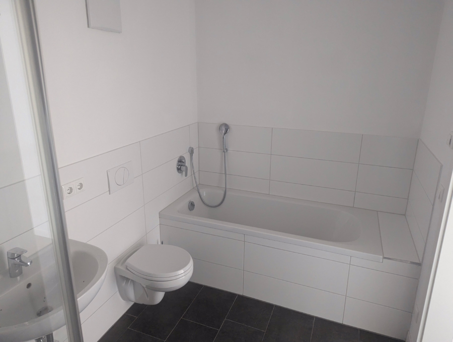 Neuwertige 3-Zimmer Wohnung mit großem Balkon ! - . (63782)