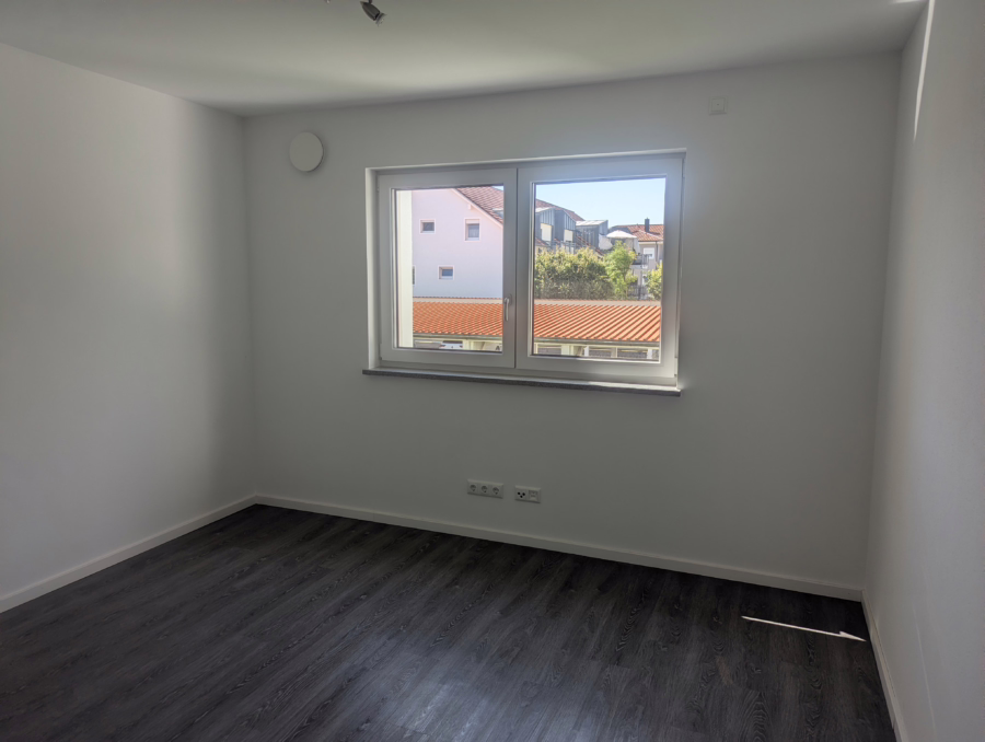 Neuwertige 3-Zimmer Wohnung mit großem Balkon ! - . (63780)