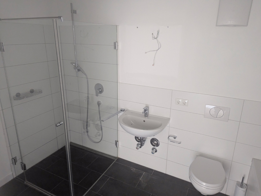 Neuwertige 3-Zimmer Wohnung mit großem Balkon ! - . (63781)