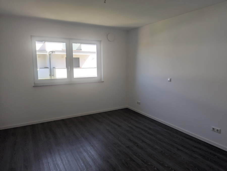 Neuwertige 3-Zimmer Wohnung mit großem Balkon ! - . (63779)