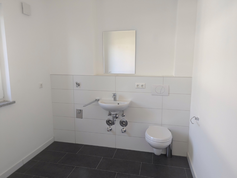 Neuwertige 3-Zimmer Wohnung mit großem Balkon ! - . (63777)