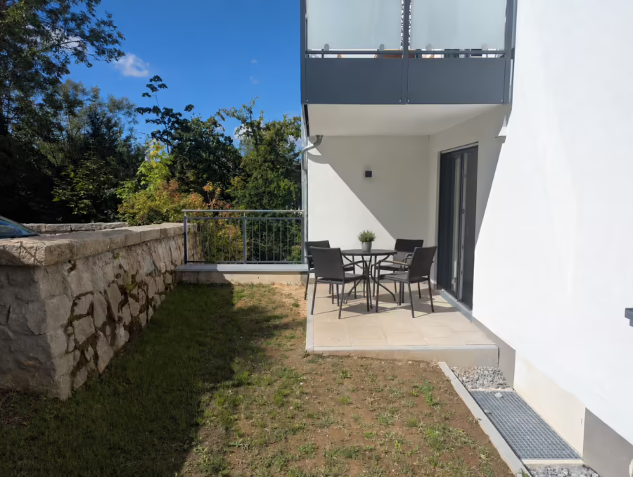 Neubauwohnung mit hochwertiger Ausstattung und Terrasse! - Terrasse mit Garten (73132)