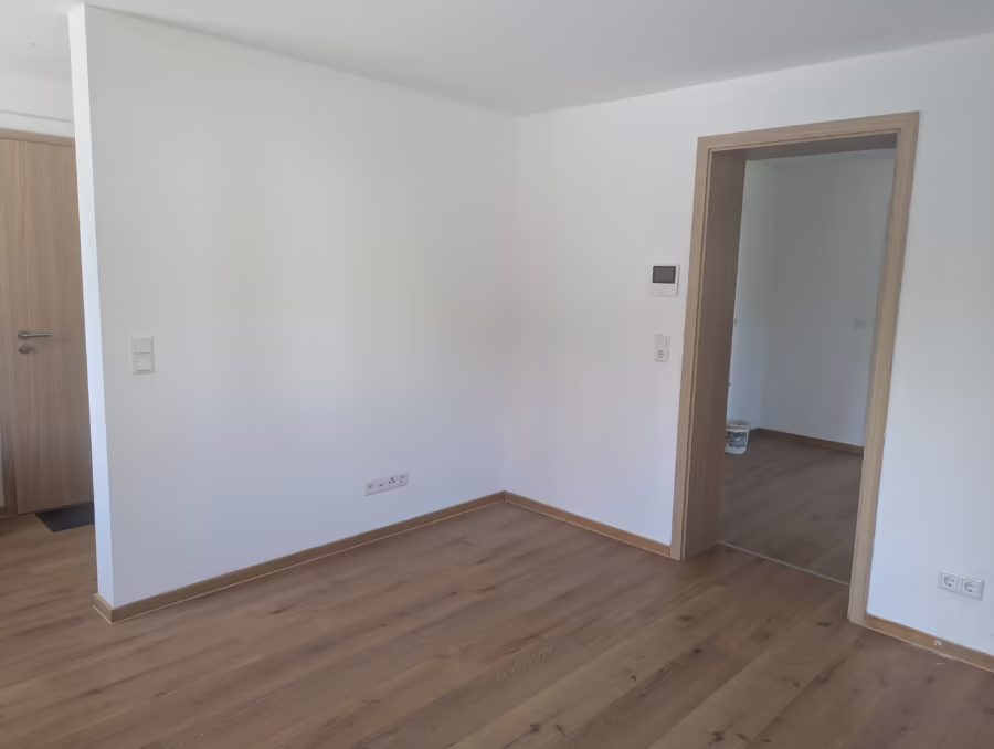 Ab sofort bezugsfertig – Moderne 2 Zimmer Gartenwohnung im Luftkurort Mitterfels - Wohnzimmer (66935)