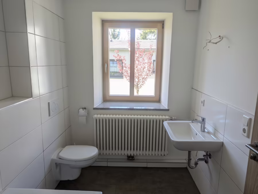 Ab sofort bezugsfertig – Moderne 2 Zimmer Gartenwohnung im Luftkurort Mitterfels - Bad (66938)