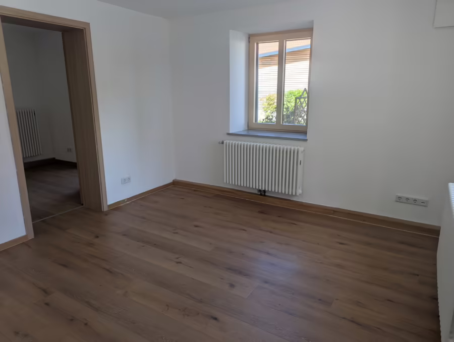 Ab sofort bezugsfertig – Moderne 2 Zimmer Gartenwohnung im Luftkurort Mitterfels - Wohnzimmer (66936)