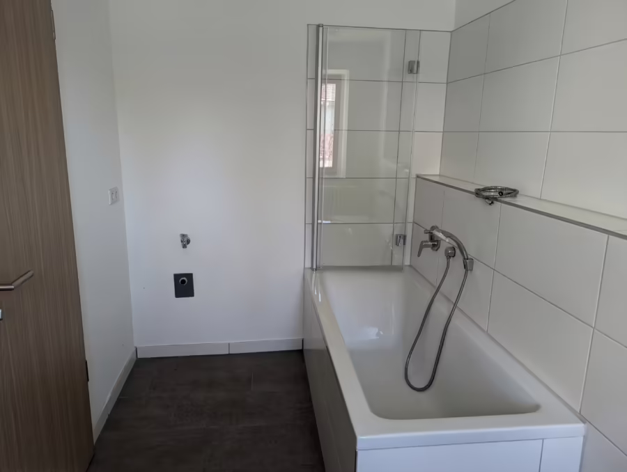 Ab sofort bezugsfertig – Moderne 2 Zimmer Gartenwohnung im Luftkurort Mitterfels - Bad (66939)