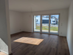 Wohnzimmer - Ab sofort beziehbar! Moderne 3-Zimmer Erdgeschosswohnung (inkl. EBK) mit Terrasse und Garten!