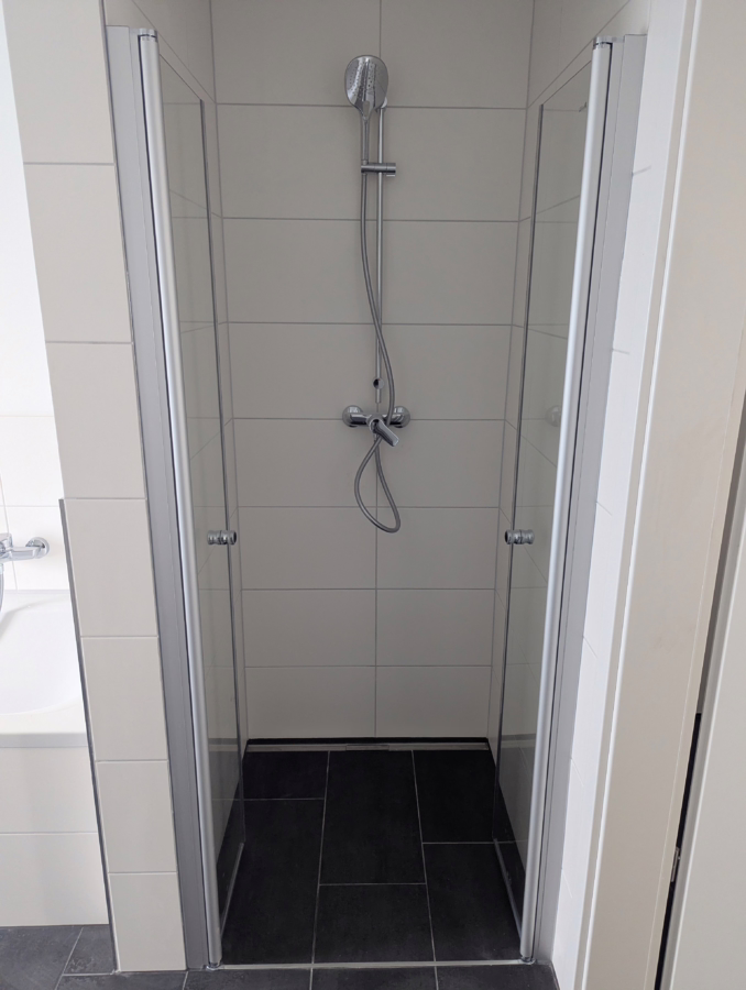 Neubauwohnung mit Garten, Einbauküche, Badewanne/Dusche nahe der Innenstadt! - Bad (62507)