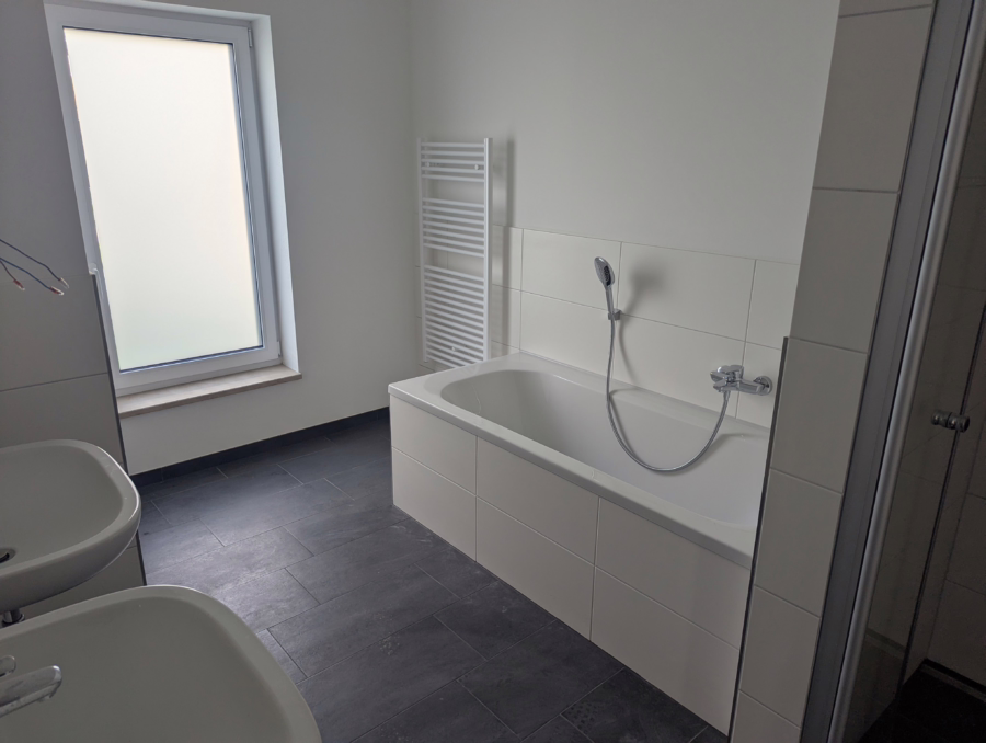Neubauwohnung mit Garten, Einbauküche, Badewanne/Dusche nahe der Innenstadt! - Bad (62505)