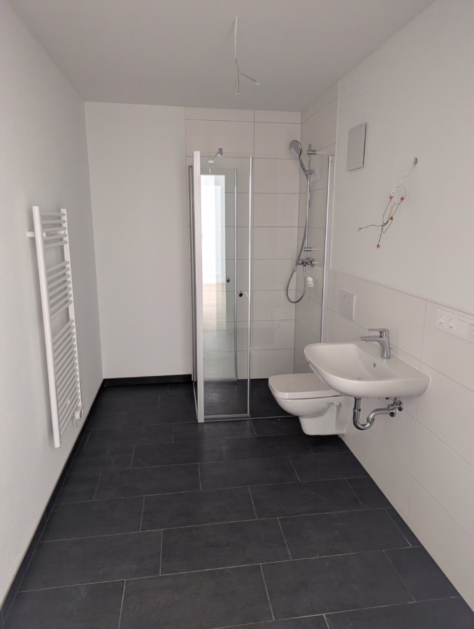 Neubauwohnung mit Garten und Einbauküche nahe der Innenstadt! - Bad (62525)
