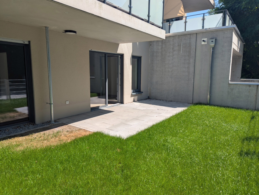 Neubauwohnung mit Garten und Einbauküche nahe der Innenstadt! - Terrasse mit Garten (62516)