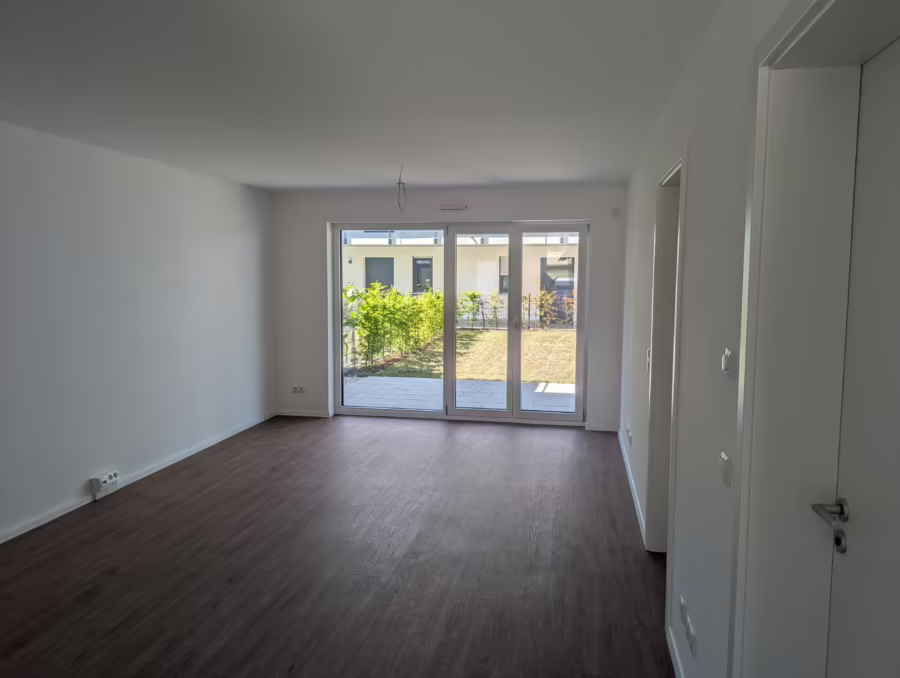 Neubauprojekt ! Zentrumsnahe und moderne 3-Zimmer Gartenwohnung! - Wohnzimmer (65972)