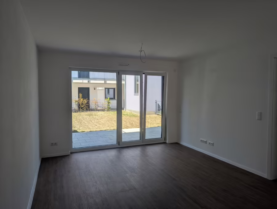Neubauprojekt ! Zentrumsnahe und moderne 3-Zimmer Gartenwohnung! - Wohnzimmer (65973)