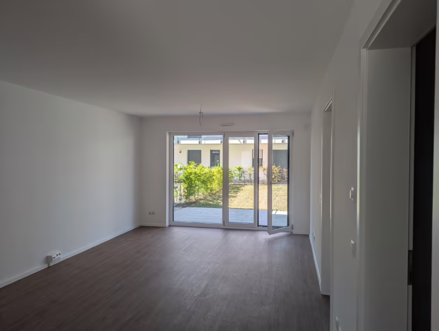 Neubauprojekt ! Zentrumsnahe und moderne 3-Zimmer Gartenwohnung! - Wohnzimmer (65970)