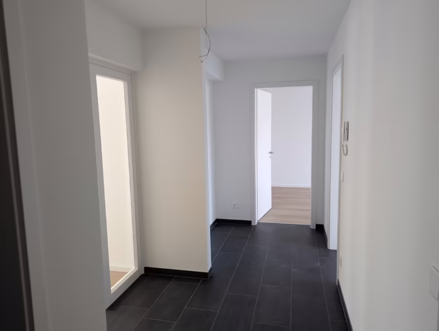Neubauwohnung mit Balkon in gefragter Lage naher der Innenstadt! - Flur (71258)