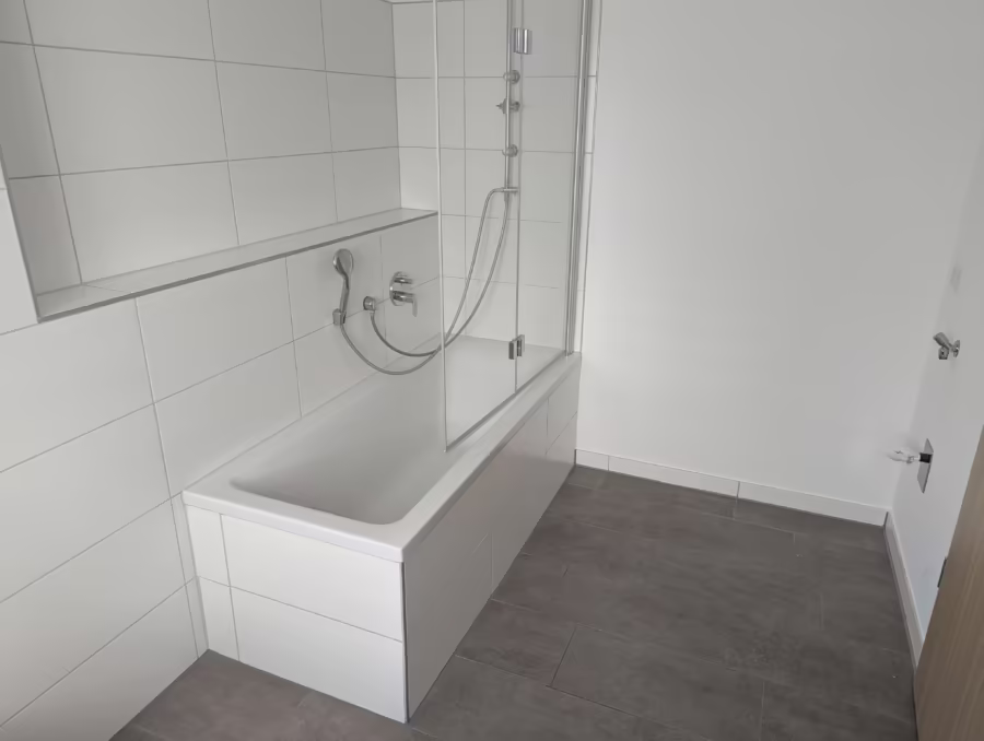 Ab sofort bezugsfertig – Moderne 2 Zimmer Wohnung mit SĂĽd Balkon im Luftkurort Mitterfels - Bad (66948)